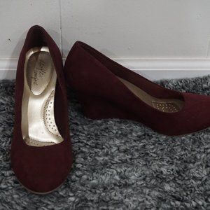 Dexflex Comfort Maroon Wedges Size 7.5